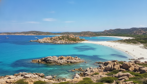 découvrez un circuit en sardaigne alliant mer et montagne, avec un itinéraire idéal pour un road-trip inoubliable entre plages paradisiaques et paysages montagneux spectaculaires.